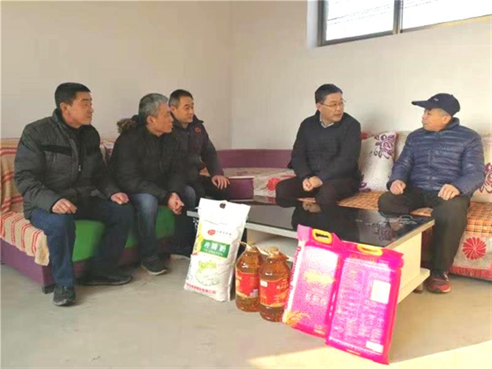 伟德国际victor1946节前走访慰问第一书记任职村困难群体