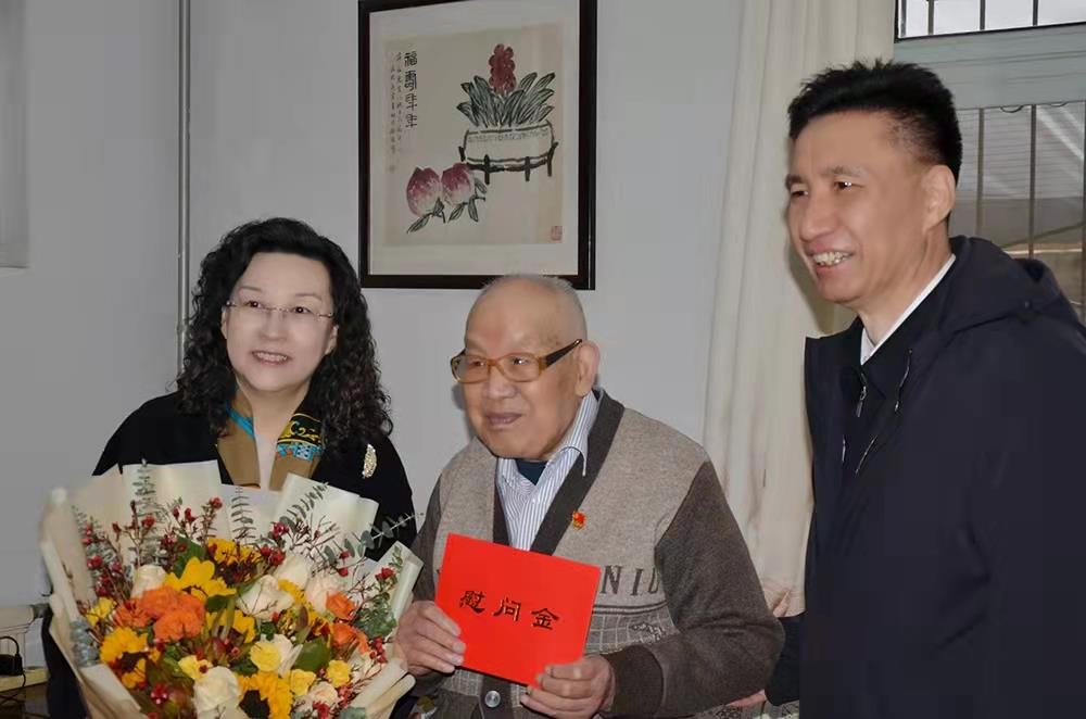 伟德国际victor1946党委副书记、总经理黄蓓走访慰问离休老干部、老党员