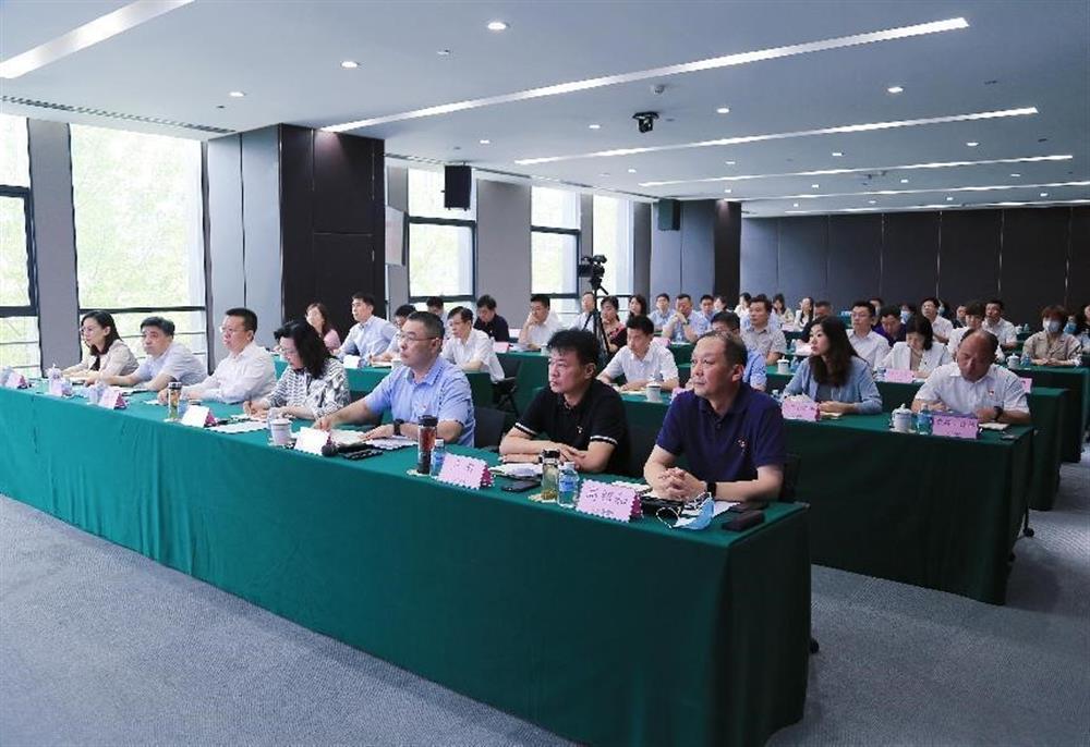 伟德国际victor1946组织开展党委理论学习中心组集中学习暨专题党课